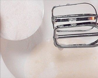 菠萝太阳花,蛋白加盐打至粗泡，加入40克糖打至中性发泡