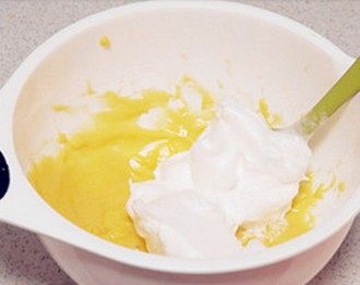 菠萝太阳花,取1/3蛋白霜与蛋黄糊混合均匀