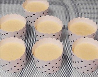 菠萝太阳花,倒回蛋白霜中，翻拌均匀，倒入纸杯中，180度烤30分钟