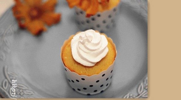 菠萝太阳花,表面装饰：淡奶油30克加糖适量打发至可裱花状，装入裱花袋，挤在晾凉的杯子蛋糕上