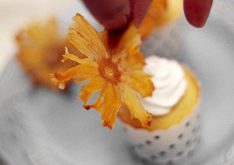 菠萝太阳花,拿一片菠萝太阳花粘在奶油霜上