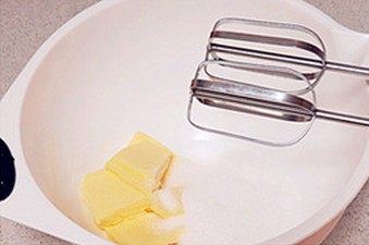 桑葚磅蛋糕,黄油室温软化后加糖打到颜色发白,体积膨胀