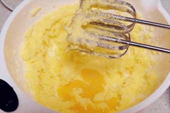 桑葚磅蛋糕,分次加入打散的鸡蛋液,每次都打至乳化后再加下一次