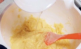 桑葚磅蛋糕,筛入低粉、泡打粉拌匀,加入朗姆酒,再加动物性鲜奶油搅拌均匀