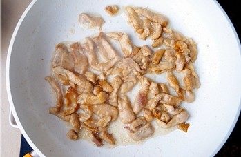 丝瓜滑肉片,热锅下油放腌好的肉片，炒至变色捞出备用