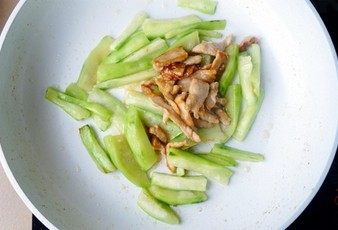 丝瓜滑肉片,锅内下丝瓜炒至颜色变深，倒入炒好的肉片