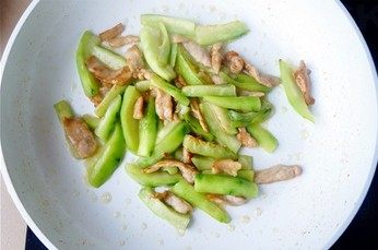 丝瓜滑肉片,翻炒均匀，调入适量的盐就行了