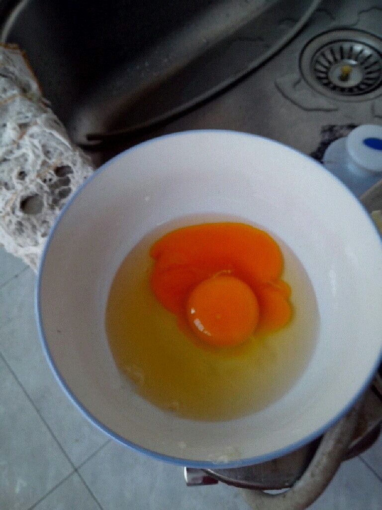 香椿摊鸡蛋,鸡蛋到散,放入香椿,小葱搅拌均匀,放少许盐,别的什么都不用放。