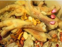 木瓜杂豆煲鸡脚,将杂豆、鸡爪、排骨一起入锅,加水煮开后小火煲煮2-3小时