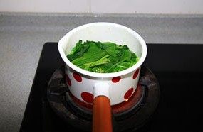 翡翠黄金培根卷,菠菜洗净切寸段儿，放入开水汆烫一下捞出