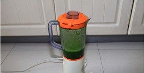 翡翠黄金培根卷,放入料理机里，倒入大约200ML的开水。打碎后过滤