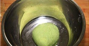 翡翠黄金培根卷,揉成面团后盖好，饧面大约一个小时