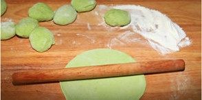 翡翠黄金培根卷,揪成9个剂子，按扁，用擀面杖擀成薄薄的饼