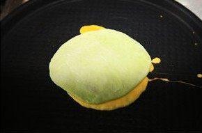 翡翠黄金培根卷,蛋液稍微凝固盖上面饼。然后翻面烙熟