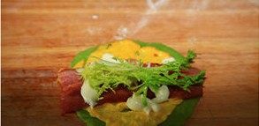 翡翠黄金培根卷,把培根煎熟，在饼上放培根，挤上沙拉酱放苦苣，卷好