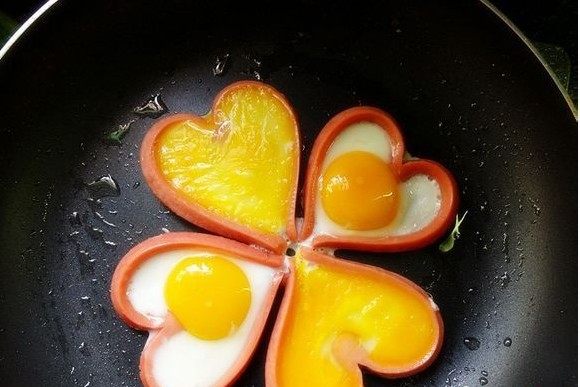爱心火腿煎蛋,做好爱心以后 ，开火 ，火不要大，锅热后， 将<a style='color:red;display:inline-block;' href='/shicai/ 9'>鸡蛋</a>打入心形里了