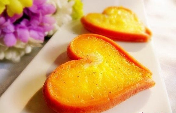 爱心火腿煎蛋,均匀撒上少少许盐，撒上<a style='color:red;display:inline-block;' href='/shicai/ 134333'>黑胡椒</a>，小火煎到你喜欢吃的程度就好了