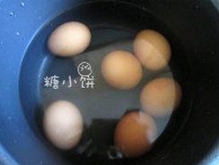 铁观音茶叶蛋,鸡蛋洗净,放入冷水中煮。水开后5-7分钟关火,冲凉水