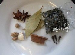 铁观音茶叶蛋,香料:八角2个,白豆蔻1颗,砂仁2颗,山奈1片,香叶2片,丁香3颗,桂皮1段,铁观音茶一小包