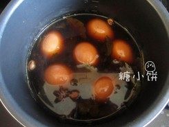 铁观音茶叶蛋,重新加水至没过鸡蛋,加除茶叶外的所有香料和盐3茶匙,生抽3汤匙,老抽2茶匙,大火将煮开以后再加入茶叶滚煮,煮至水分收干至只剩1/4左右关火即可