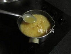 手工牛奶糖,中火煮至冒出粘稠的糖泡,用勺子试一下是比较浓稠的状态