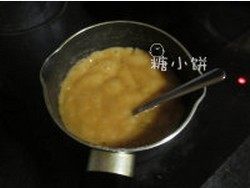手工牛奶糖,继续煮至糖泡越来越粘稠,慢慢出现焦糖色
