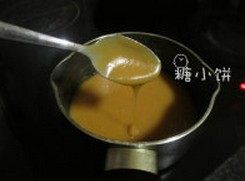 手工牛奶糖,用勺子试一下,糖液十分粘稠,就可以关火了