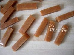 手工牛奶糖,放凉凝结后从模具中取出切成小块,糖纸包一下即可