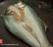 清蒸午笋,午笋鱼处理干净,将其片开但保持鱼身相连