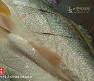 清蒸午笋,鱼背上打花,放入盘中