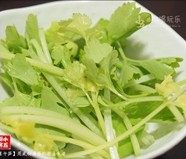 清蒸午笋,芹菜洗净,切段,准备好咸梅
