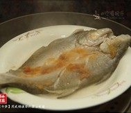 清蒸午笋,煮开水,将鱼放入,隔水大火蒸8分钟左右