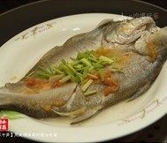 清蒸午笋,芹菜放入,再蒸1分钟,熄火,取出即可食用