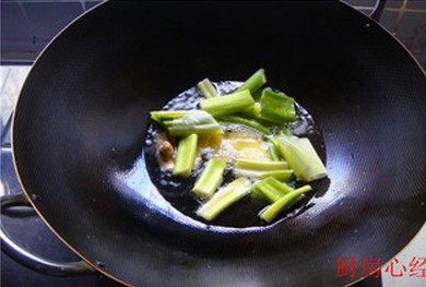 卤肉面,锅中放油,放入葱姜块<a style='color:red;display:inline-block;' href='/shicai/ 695'>八角</a>炒出香味