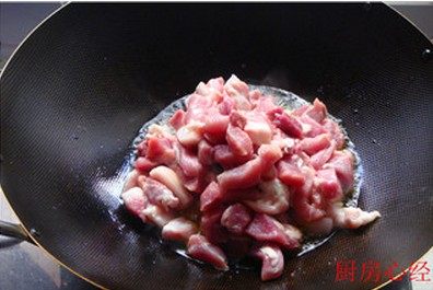 卤肉面,将切好的肉丁,倒入锅中翻炒