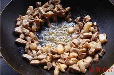 卤肉面,炒到肉块出汤,继续翻炒直到把锅中的汤汁熬尽,只剩下油