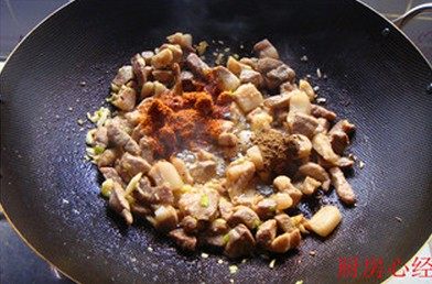 卤肉面,锅中汤汁熬尽后,倒入葱姜蒜粒翻炒,再放入花椒粉;辣椒面翻炒均匀。