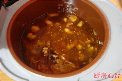 卤肉面,用电饭煲的蒸煮档,炖制1.5个小时,肉块就软烂无比了