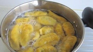 胡萝卜韭菜鸡蛋饺子,煮锅加水,大火烧开,下饺子,煮到饺子膨大飘起即可