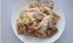 山药木耳炖土鸡,把<a style='color:red;display:inline-block;' href='/shicai/ 118129'>干木耳</a>用温水泡发，洗净去蒂，<a style='color:red;display:inline-block;' href='/shicai/ 87'>土鸡</a>收拾干净切块，<a style='color:red;display:inline-block;' href='/shicai/ 37'>姜</a>切片，<a style='color:red;display:inline-block;' href='/shicai/ 673'>枸杞</a>泡泡洗净、<a style='color:red;display:inline-block;' href='/shicai/ 593'>桂圆</a>洗洗