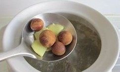 山药木耳炖土鸡,煲里加凉水，下鸡块大火烧开，撇去血末，下<a style='color:red;display:inline-block;' href='/shicai/ 718'>料酒</a>、姜片桂圆转小火炖50分钟