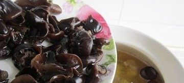 山药木耳炖土鸡,<a style='color:red;display:inline-block;' href='/shicai/ 28'>山药</a>洗净去皮切块，加<a style='color:red;display:inline-block;' href='/shicai/ 28'>山药</a>、木耳，大火烧开，转小火炖20分钟，加枸杞、盐再炖3分钟即可