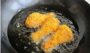 黄金脆皮鸡腿#有个故事#,热锅凉油,油热6成,下鸡腿,炸到鸡腿金黄色捞起沥油即可