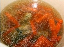 西洋菜煲鲫鱼,<a style='color:red;display:inline-block;' href='/shicai/ 10604'>小排</a>或瘦肉焯水后洗净，<a style='color:red;display:inline-block;' href='/shicai/ 25'>胡萝卜</a>洗净后切块，和<a style='color:red;display:inline-block;' href='/shicai/ 615'>蜜枣</a>、<a style='color:red;display:inline-block;' href='/shicai/ 10604'>小排</a>先煲大约1-1.5个小时