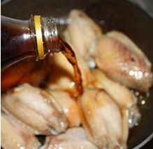 可乐鸡翅,鸡翅飞水去血水洗干净,用少量油把鸡翅进行煸炒一下，倒入<a style='color:red;display:inline-block;' href='/shicai/ 911'>可乐</a>，量以没过鸡翅为佳