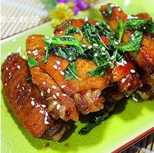 可乐鸡翅,大火收汁，把<a style='color:red;display:inline-block;' href='/shicai/ 3001'>罗勒</a>放进去快速翻炒后即可出锅,撒上白芝麻可以享用啦