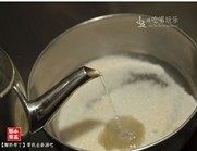 椰奶布丁,将白糖与吉利丁粉拌匀,倒入开水,快速搅拌至白糖与吉利丁粉均溶解