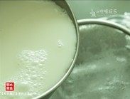 椰奶布丁,加入椰浆,搅拌均匀,加入炼奶,再次拌匀,做好的布丁液进行过筛