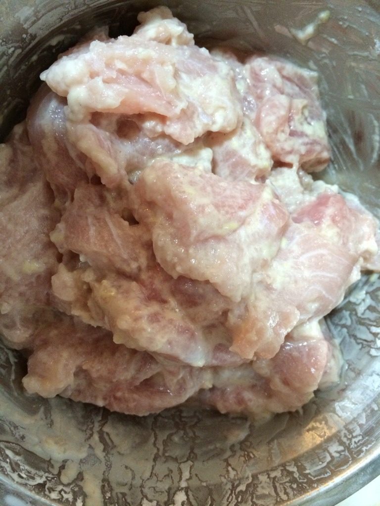 鱼羹汤,如图把草鱼切片、<a style='color:red;display:inline-block;' href='/shicai/ 233'>木耳</a>用热水泡一下、<a style='color:red;display:inline-block;' href='/shicai/ 26'>白萝卜</a>也切片、