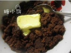 棒棒糖蛋糕,沙哈蛋糕的蛋糕体180G掰碎,加入30G软化的黄油拌匀